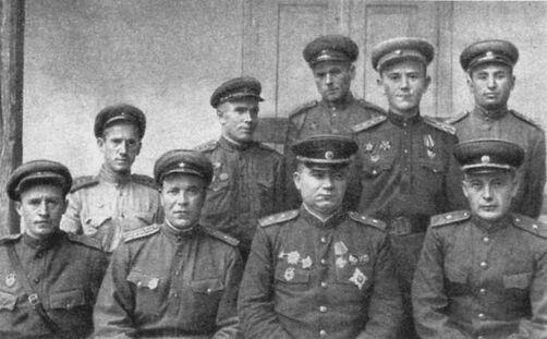 Командир и работники политотдела корпуса 1944 г В первом ряду - фото 63
