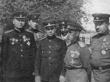 Группа генералов и офицеров 1й гвардейской танковой армии во время подготовки - фото 65
