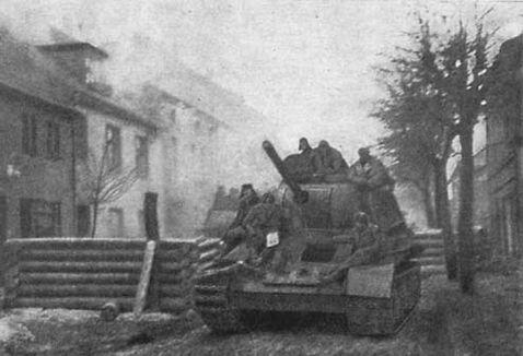 Танки 44й гвардейской танковой бригады на улицах Берлина апрель 1945 г - фото 95