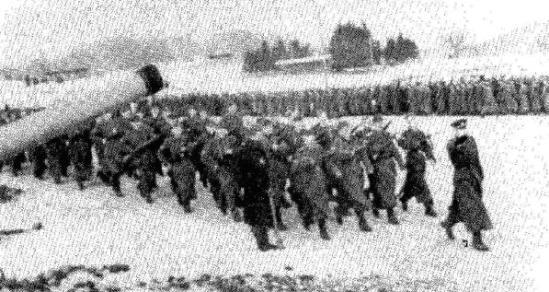 20б Справа церемониальный марш 21 4 мая 1945 г в местечке Бераун под - фото 39