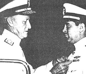 Адмирал Нимиц вручает Морской Крест Томасу Клакрингу командиру подводной лодки - фото 16