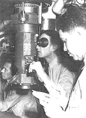 Командир подводной лодки у перископа Подводная лодка Тэнг в декабре 1943 - фото 37