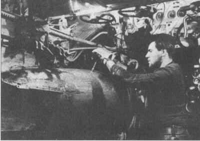 Ремонт в торпедном отсеке U47 Машинный отсек U47 Октябрь 1939 года U47 - фото 12