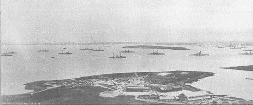 Немецкий флот приготовлен к затоплению на британской военноморской базе - фото 17