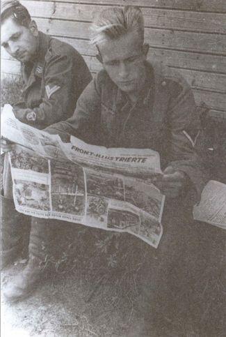 Германские военнопленные изучают специальный пропагандистский печатный орган - фото 7
