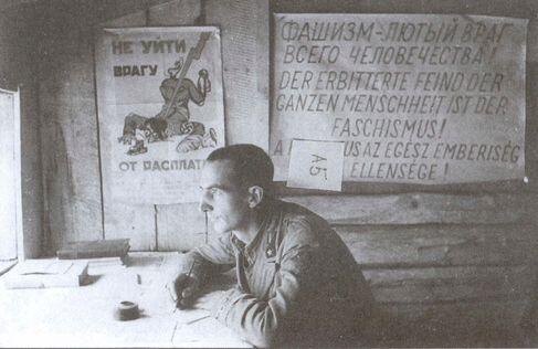 Пленный офицер итальянской армии готовит материалы для советских органов - фото 9