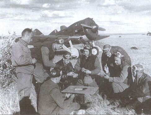 Советские летчики в перерывах между боями играют в домино На заднем плане - фото 23