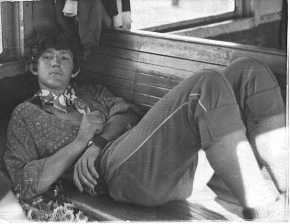 Мода десятилетия закатанные рукава и штанины Мимолетная мода 1973 года - фото 26