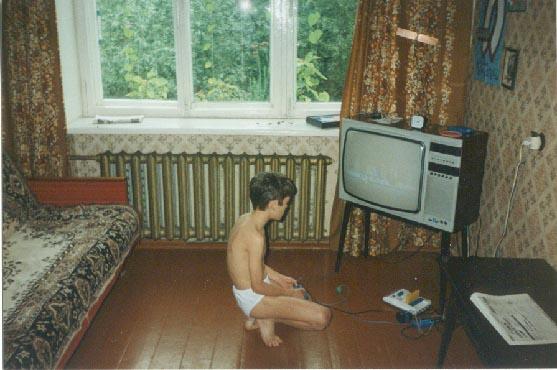 1994 крашеный пол советский телевизор Радуга и китайская приставка Фэмили - фото 44
