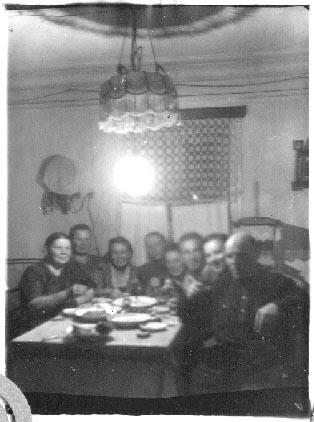 Конец 1950х Абажур поднят над лампочкой чтобы значит светлее было - фото 63