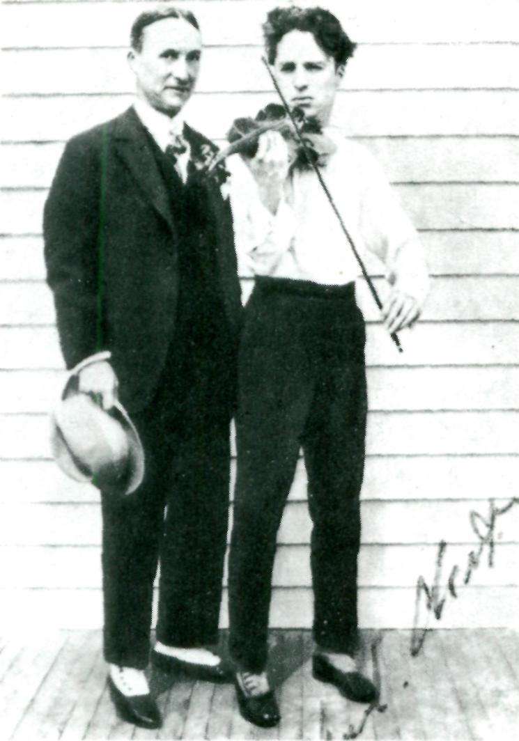 Чаплин играет на скрипке для своего менеджера Алфреда Ривса В пантомимах Карно - фото 8