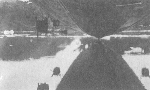 Короткое приводнение дирижабля Граф Цеппелин в бухте Тихой для встречи с - фото 1