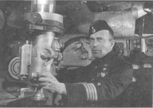 Командир дивизиона подлодок типа Щ Герой Советского Союза капитан 2го ранга - фото 4