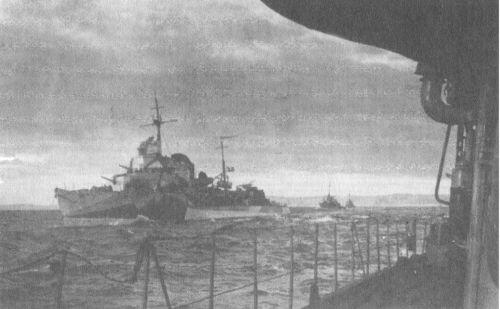 Советские эсминцы эскортируют один из полярных конвоев в Баренцевом море У - фото 9