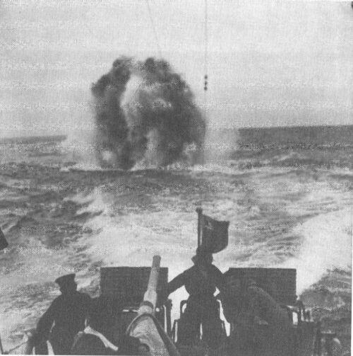 Советское судно атакует немецкую подводную лодку Крейсер Индианаполис - фото 23