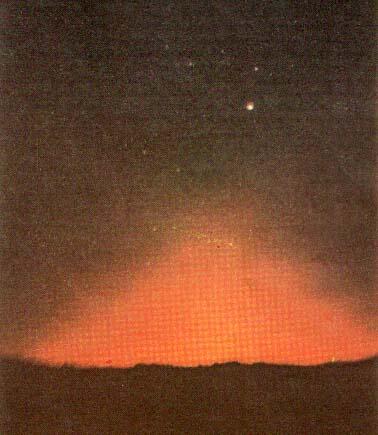 Рис 63 Конус зодиакального света в восточной части неба над горизонтом - фото 2