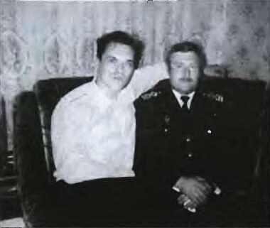 Капитанлейтенант Денис Пшеничников вместе с отцом Двум морякам всегда было о - фото 8