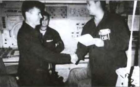 Капитан 1го ранга Геннадий Лячин вручает грамоту за успехи в боевой подготовке - фото 10