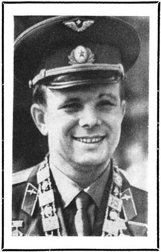 Шагнув в неизвестность вселенной Юрий Гагарин шагнул в бессмертие Величие его - фото 2