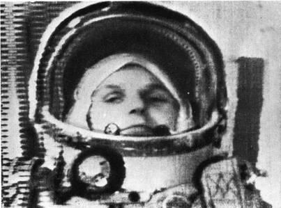 Такой видели телезрители Валентину Терешкову во время ее полета по орбите - фото 11