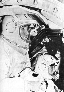 Павел Беляев и Алексей Леонов в космическом корабле Восход2 Павел - фото 14
