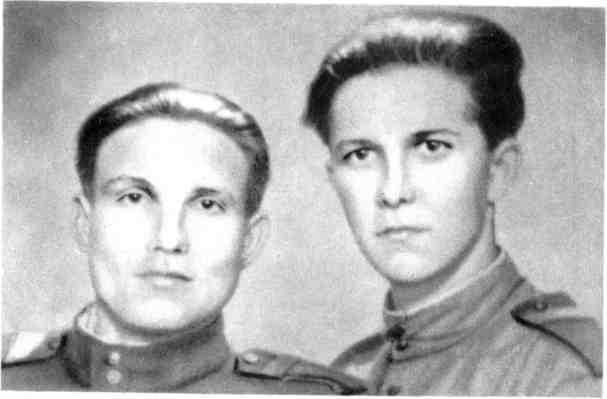 Алексей Андреевич Фильчагин слева и Николай Иванович Малышев 1945 год - фото 24