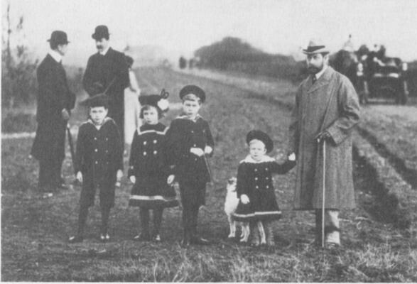 Герцог Йоркский со своими детьми в Сандрингеме Георг принц Уэльский со своим - фото 10