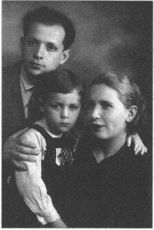 Виктор Суходрев с отцом Михаилом Лазаревичем и мамой Евгенией Александровной - фото 1