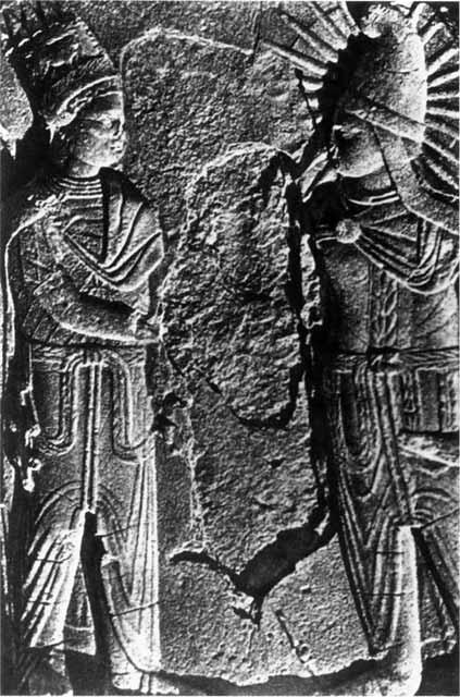 Митра справа посещает царя Антиоха Барельеф в НимрудДаге Солнечная - фото 20