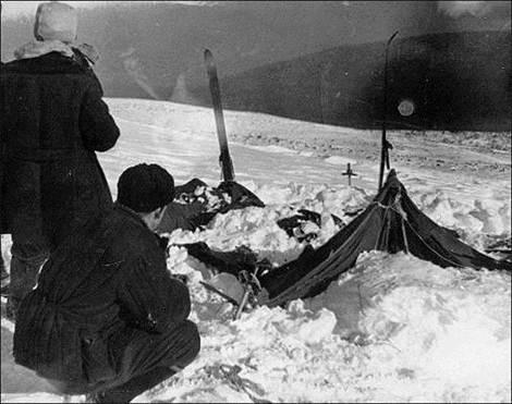 Палатка дятловцев после частичной ее раскопки у палатки Юрий Коптелов за ним - фото 32