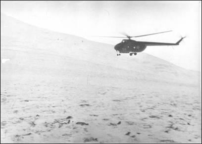 Вертолет у горы Холатчахль Поисковики вернулись на перевал и встретили - фото 33