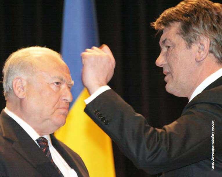 У представителей украинской элитыразмахивает рукой бывший президент Украины - фото 13