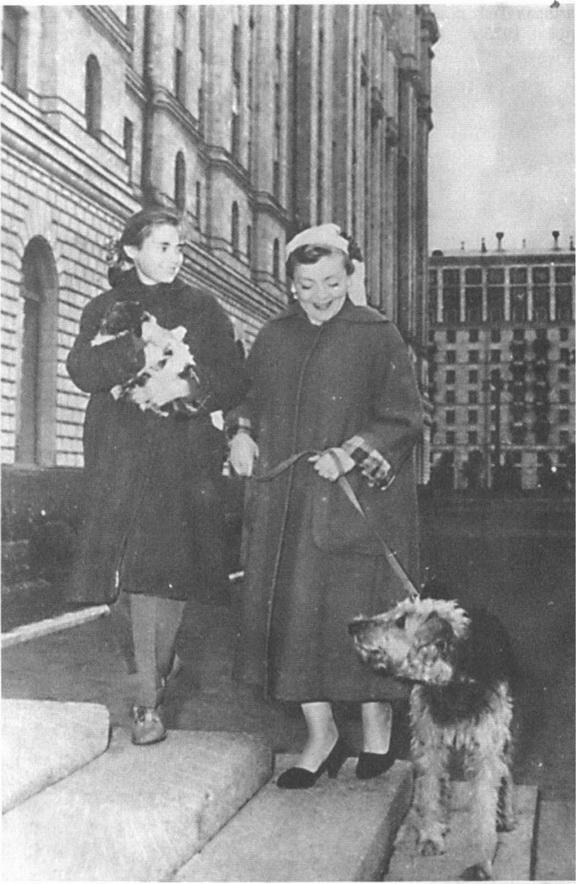 Зоя и Вика у гостиницы Украина Адмирал Тейт с дочерью на первой - фото 10