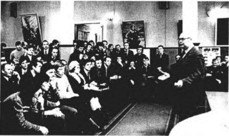 ААХарлампиев выступает с лекцией 1976 г Анатолий Аркадьевич в любом - фото 389