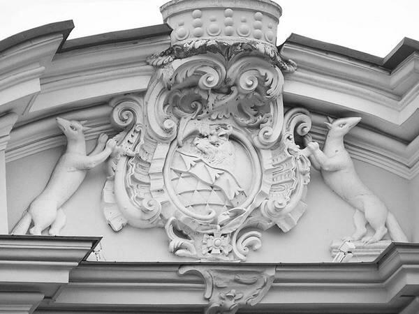 Герб рода Строгоновых на фронтоне дома на Невском проспекте Щит поддерживают - фото 24