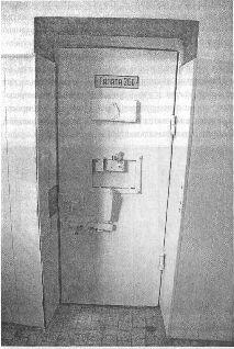Дверь в камеру 260 За ней до конца декабря 2011 года содержалась заключенная - фото 3