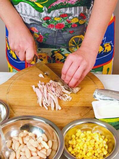 Предварительно обжаренное и охлажденное мясо курицы нарезать тонкой соломкой - фото 4