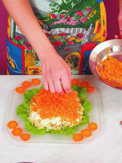 Затем выложить слоями лук картофель яичный белок и морковь смазывая каждый - фото 37