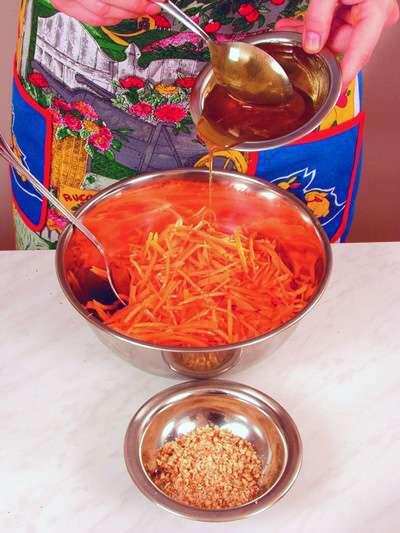 Подготовленную морковь положить в глубокую емкость добавить мед и тщательно - фото 58