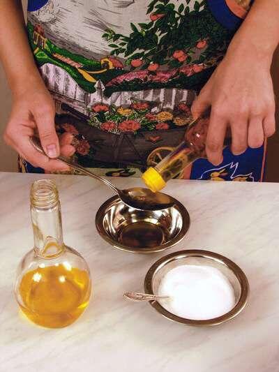 В небольшой миске смешать уксусную эссенцию растительное масло и соль Салат - фото 71