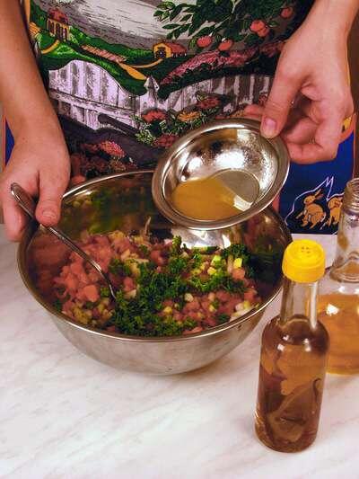 Салат заправить приготовленным соусом и тщательно перемешать Волшебное - фото 72