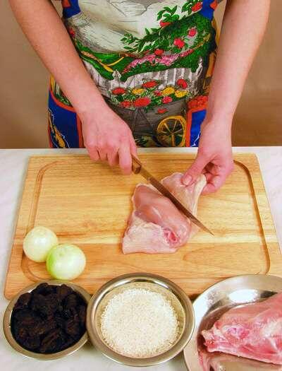 Куриную грудку вымыть обсушить с помощью ножа снять кожу мясо натереть солью - фото 94