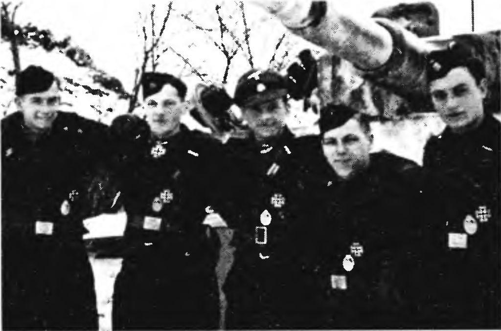 Михаэль Виттманн со своим экипажем Слева направо радист Вернер Иррагнг - фото 1