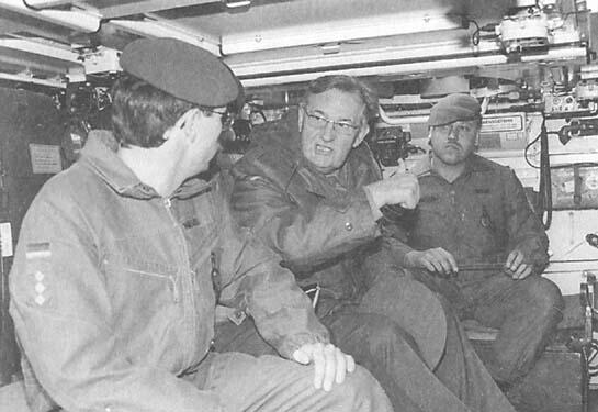 С немецкими танкистами в кабине для тренировок Германия 1991 Япония - фото 18