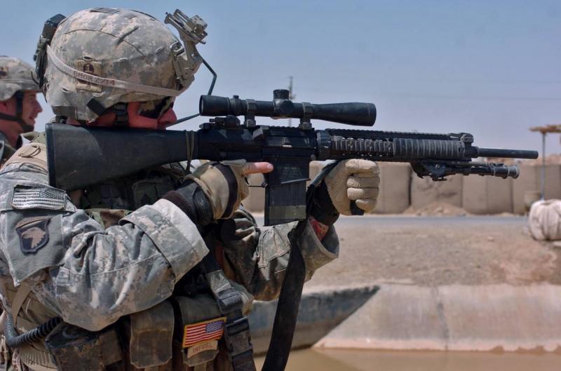 американский военнослужащий с винтовкой SR25 Однако сейчас никто не мог узнать - фото 1