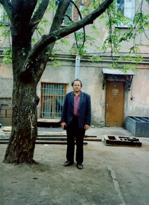 Юрий Колкер перед кочегаркой на Гражданской улице не путать с Гражданским - фото 1