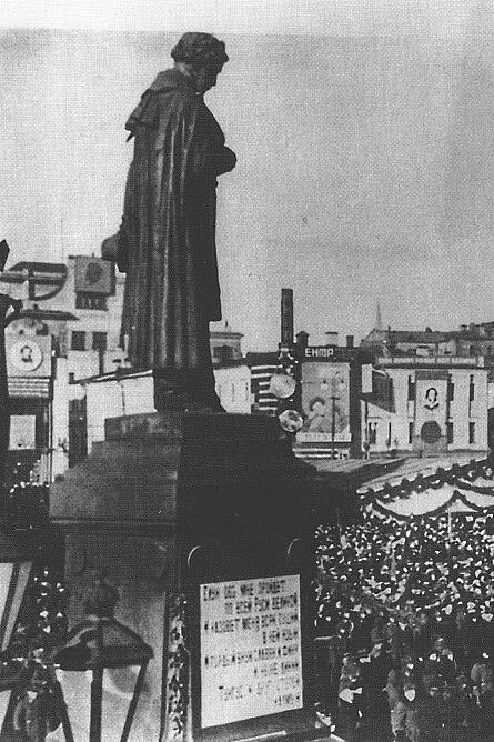 Митинг на Пушкинской площади в Москве 10 февраля 1937 г Фото - фото 11