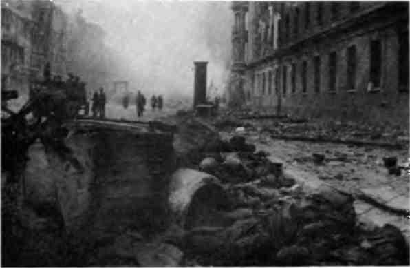 Вот он Берлин 1945 г З Я Шкандыков 1942 г Герой Советского Союза - фото 25
