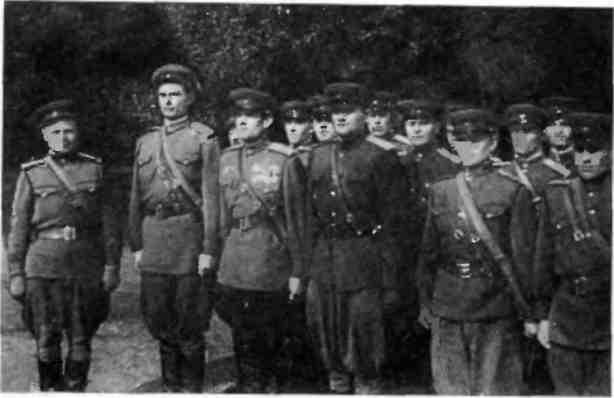 Н Н Баранник с группой офицеров Берлин 1945 г На ступенях рейхстага - фото 28