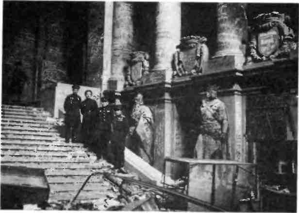 На ступенях рейхстага Май 1945 г Встреча ветеранов В центре А И - фото 29